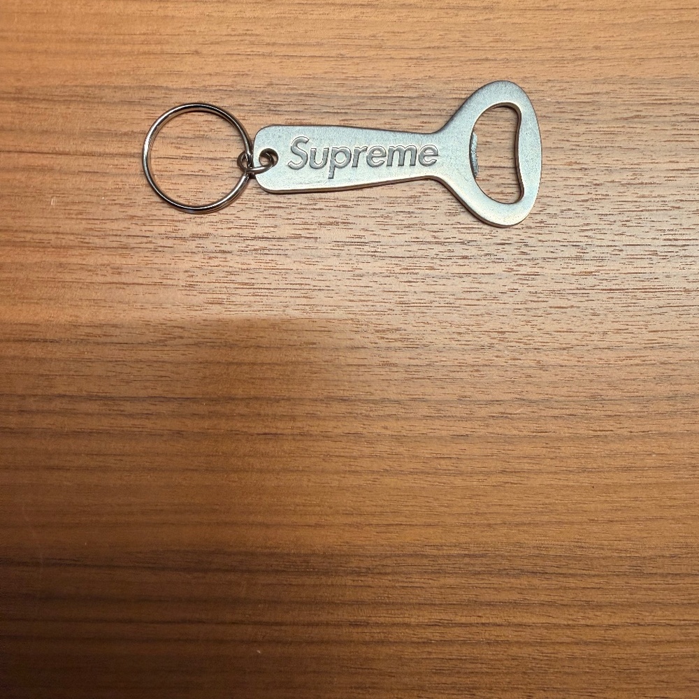 🔥 Supreme Metal Bottle Opener Keychain – Clean Streetwear Accessory 🔥